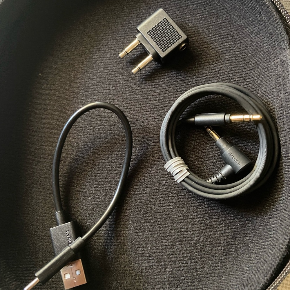 Sony WH-1000XM4 Wireless Headphones - Black - Picture 4 of 4